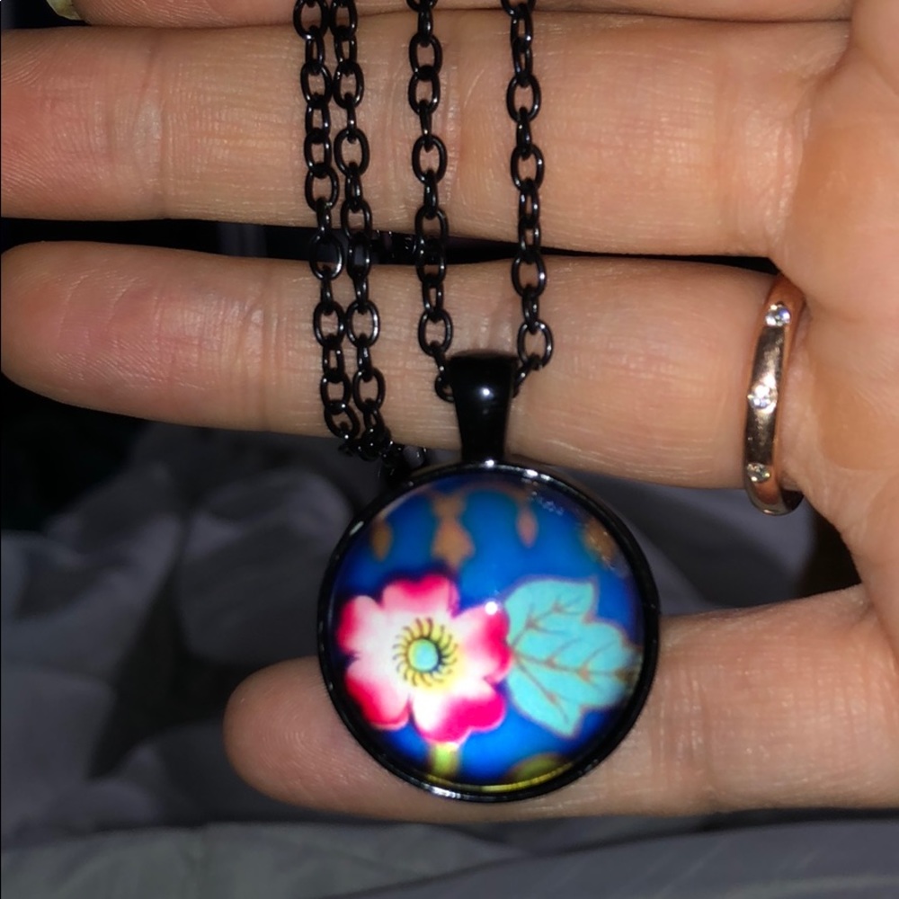Pretty Flower Necklace🤑 - Picture 3 of 3